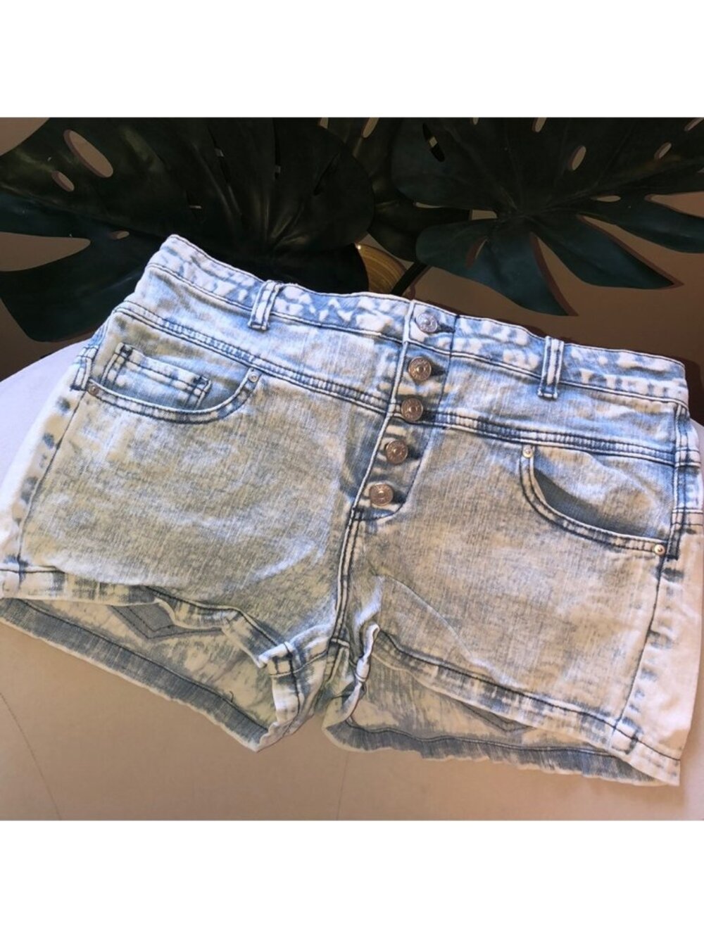 Light stone wash Delias button up jean shorts